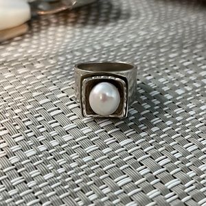Beautiful Silpada sterling silver ring with pearl